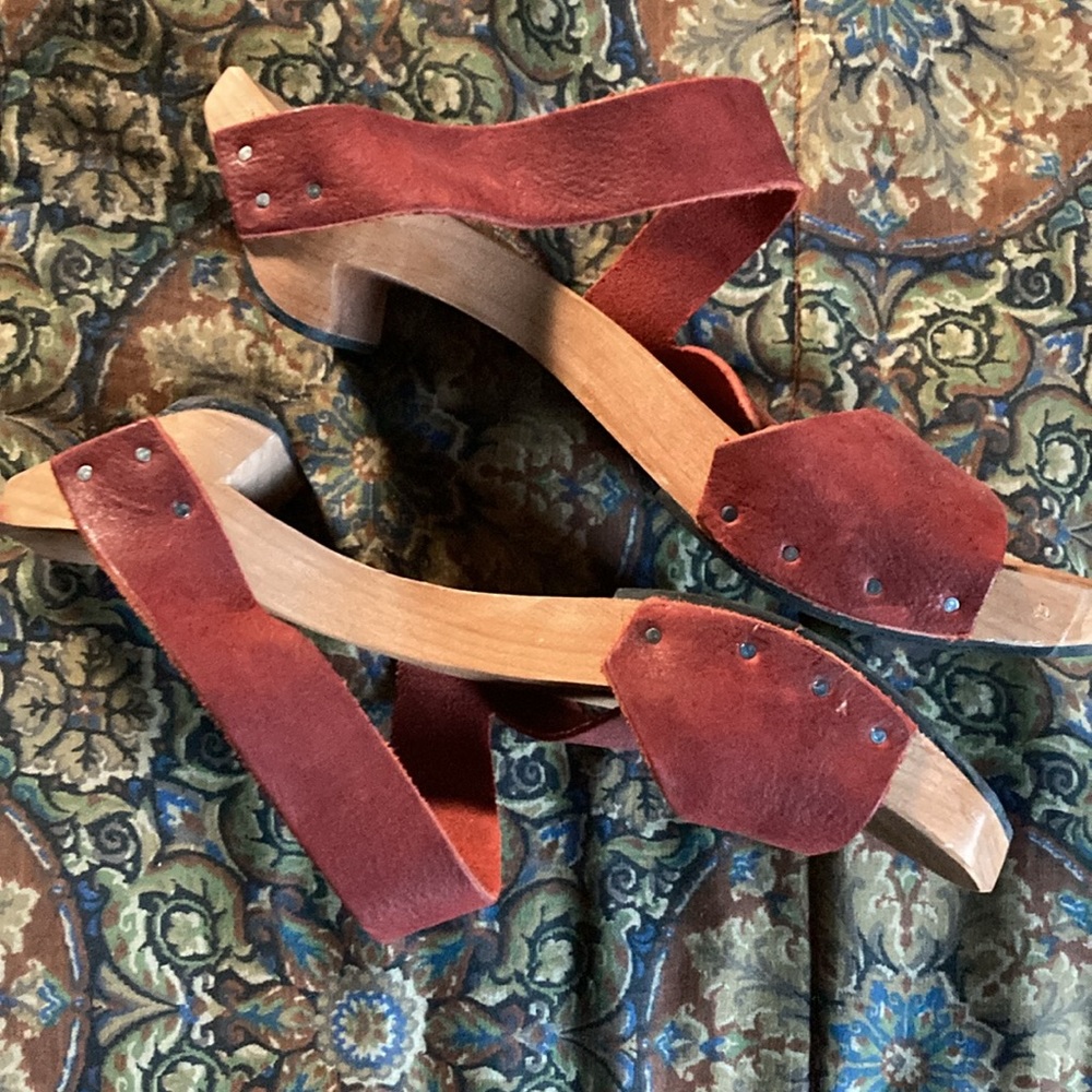 Beautiful CYDWOQ Revolt Leather Sandals sz 39 w/FREE gift pair!!!!